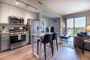 Modern Apt with Luxury Amenities