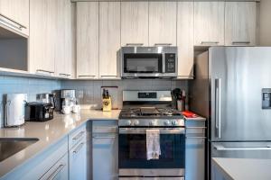 Modern Apt with Luxury Amenities