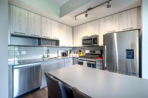 Modern Apt with Luxury Amenities