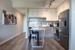 Modern Apt with Luxury Amenities