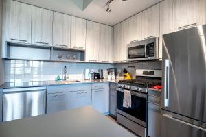 Modern Apt with Luxury Amenities