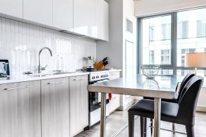 Modern Apt with Gym & Terrace