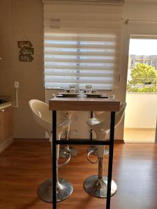 Apartamento Completo 2 Quartos com AC em Blumenau à 10min Vila Germânica, Tv a cabo e Premiere, ideal para família, Fácil acesso para Pomerode