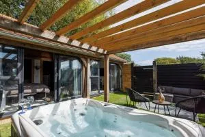 Romantic Countryside Lodge with Hot Tub - Donnington