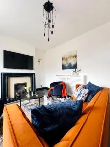 Charming Worsley Home with parking - Farnworth