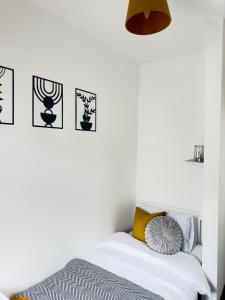 Charming Worsley Home with parking