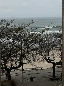 Apartamento pé na areia Guarujá 3 quartos 3 banheiros sala cozinha equipada