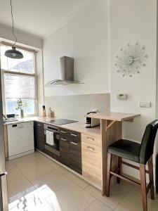 Komfortowy apartament z tarasem w pobliżu jeziora i Gór Sowich