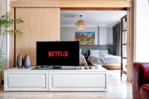 The Crimson Sun Charm