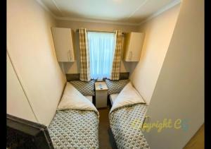 MP413 - Camber Sands Holiday Park - Close to Facilities - Free Wifi - Sleeps 8 - Large Decking