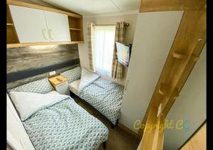 MP413 - Camber Sands Holiday Park - Close to Facilities - Free Wifi - Sleeps 8 - Large Decking