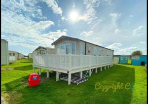 MP413 - Camber Sands Holiday Park - Close to Facilities - Free Wifi - Sleeps 8 - Large Decking