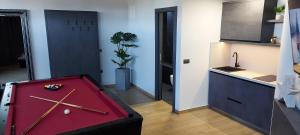 Red room studio app z biljardom