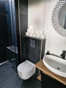 Red room studio app z biljardom 