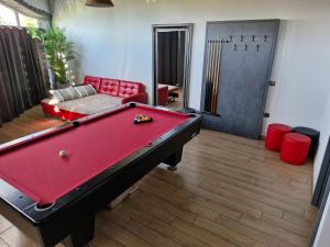 Red room studio app z biljardom 