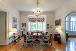 Spacious apartment in Budapest city centre with fireplace