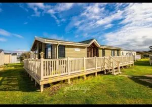 MP768 - Camber Sands Holiday Park - Huge Lodge - Small dog friendly - sleeps 8 - Greatstone