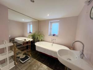 One Bedroom Basement Flat in Canynge Square