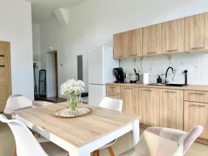 Luksusowy apartament na parterze w okolicy jeziora i Gór Sowich