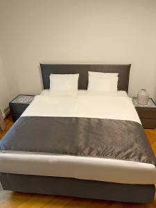 Comfort Room for One Guest with shared bathroom in Enge near City Centre & Lake Zurich, July & August only