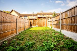 Luxe 2 Bed House in London- Free parking, Free Wifi, Big Garden