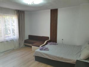 Тих двустаен самостоятелен апартамент с двор,до площада на Сандански