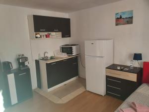 Тих двустаен самостоятелен апартамент с двор,до площада на Сандански