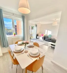 Spacious 7 Beds 3BR Home - Contractors - Families - Free Parking - Driveway - Garden - Fast WiFi - Smart TV with Netflix - Chapel Brampton