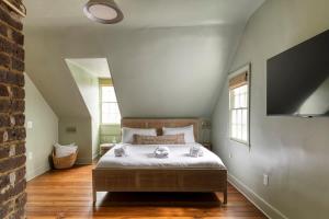 Third Floor Walkup King Suite includes Breakfast