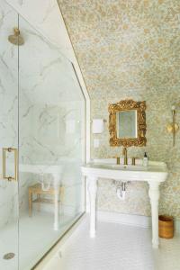 Third Floor Walkup King Suite - Historic B&B