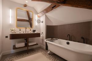 Hotels Hotel Les Lumieres - Relais & Chateaux : Suite Supérieure « Lumières »