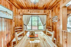 Cozy Cabin Near Grindstone Lake and Downtown!