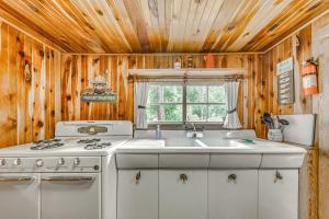 Cozy Cabin Near Grindstone Lake and Downtown!