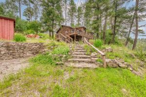 Cozy Cabin Near Grindstone Lake and Downtown!