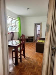 Apartamento na praia forte de 1 quarto, sala, cozinha e 1 banheiro