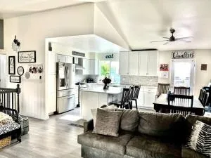 Hot Tub Steam Shower Gym in Charming Family Home! - 路易维尔