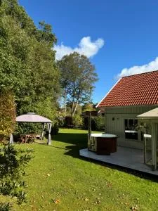 Cozy villa with hot tub, free parking - Sandåker