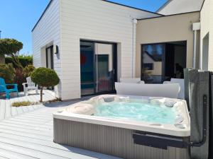 Villas Villa Ty Mam Goz, 50m mer, piscine interieure, SPA, 11 personnes : photos des chambres