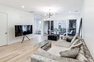 1 Mi to Downtown Nashville Townhome with Balcony!