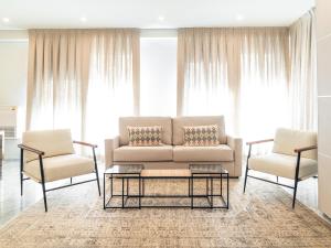  Three-Bedroom Apartment with Balcony  room in Apartamento Tetuán