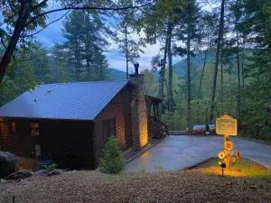 The cozy Lazy Laurel with year-round mountain views, hot tub, fire pit - Cherry Log