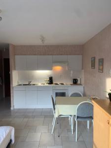 Studio White Chateau met parking en zonnig balkon