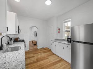 Bloomfield, Shadyside !2 Modern and Spacious Two Bedroom Apt with Free Parking