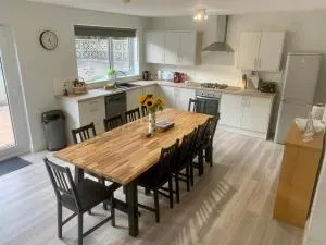 Bright, Spacious 4-Bed, 4-Bathroom home on Loch Soy - 波索伊