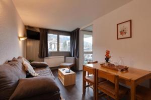 Résidence Les Melezes - Studio rénové · Accès pistes par navette · Parking extérieur MAE-0684