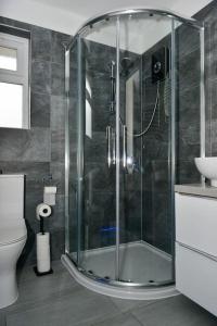 Perfect for contractors, TVs in every bedroom