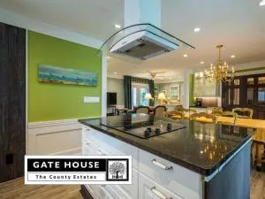 Gate House Comfort plus own lake access, dock, 4 mins to beach - Bloomfield