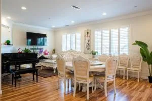 17-19ppl BTW Dsny Hllywd GarageParking Yard Grill - مونتيري بارك