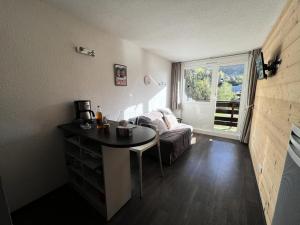 Résidence Les Melezes - Studio rénové avec parking extérieur · Accès pistes par navette MAE-1054