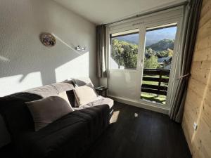 Résidence Les Melezes - Studio rénové avec parking extérieur · Accès pistes par navette MAE-1054